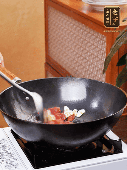 熱油，香腸微微煸出香味，加蒜片、小米辣