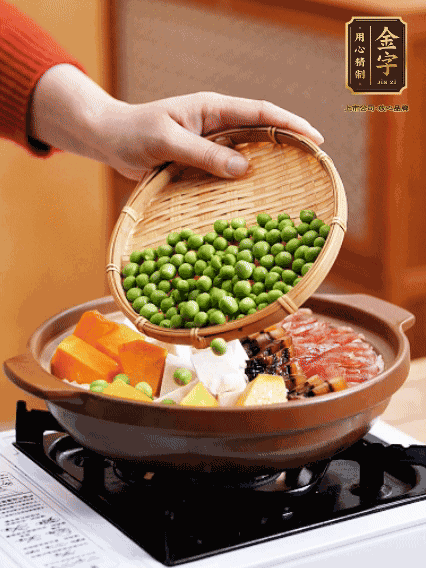 再鋪上臘腸、醬油肉、豌豆，小火煲6分鐘