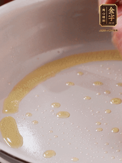 少許菜籽油，姜絲、咸肉煸出油脂香味