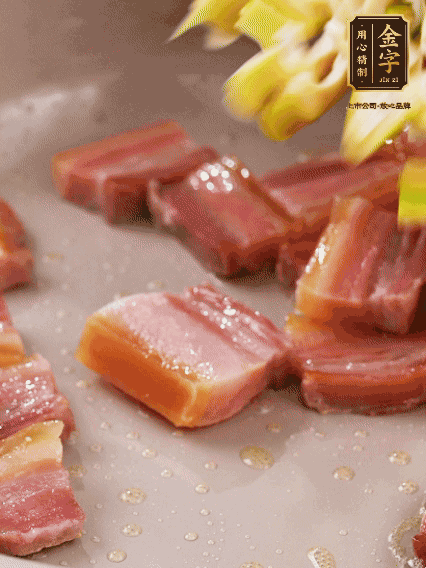 再放春筍翻炒一下，倒入砂鍋中，加適量的熱水，大火燜煮6分鐘