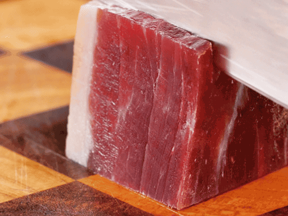 金字火腿去皮切片，溫水浸泡5分鐘