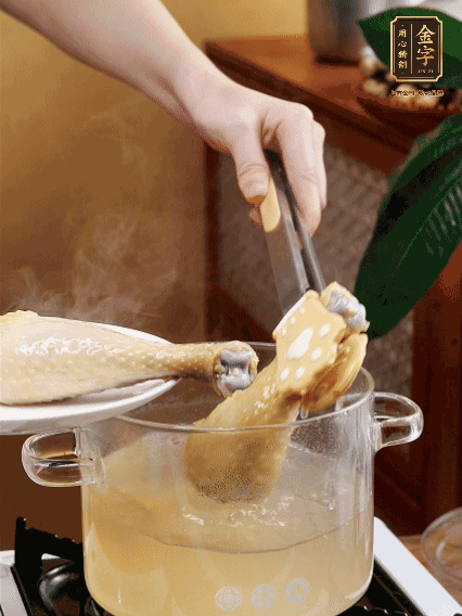 雞腿冷水下鍋，加蔥姜焯水，洗凈備用