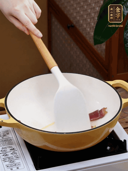 油熱，姜絲、火腿微微煸出香味