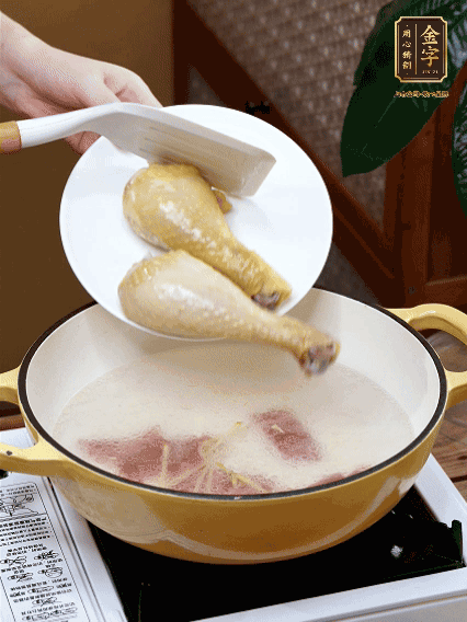 倒清水，放雞腿，大火煮開轉中小火煮20分鐘