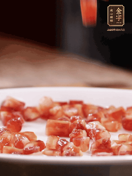 金字迷你小香腸切小段，煎出肉香