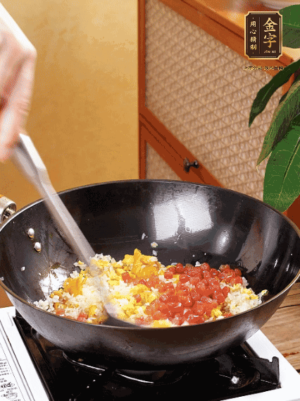 放隔夜飯攪散，加香腸，1勺生抽、半勺鹽調(diào)味。最后撒蔥花