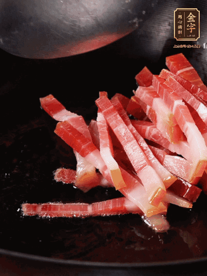 豬油潤鍋，下火腿煸香