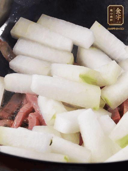 再下冬瓜微微煸炒，加一小碗水，中小火煨5分鐘