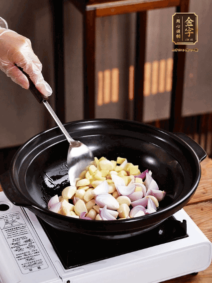 砂鍋燒熱，下色拉油，爆香蔥姜蒜粒