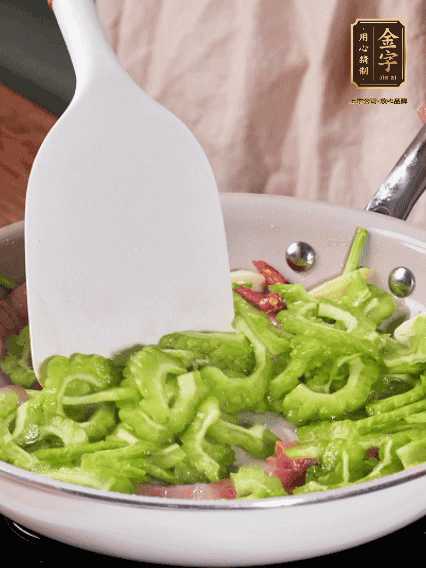 熱油，火腿、蔥姜、干辣椒煸香，再下苦瓜翻炒