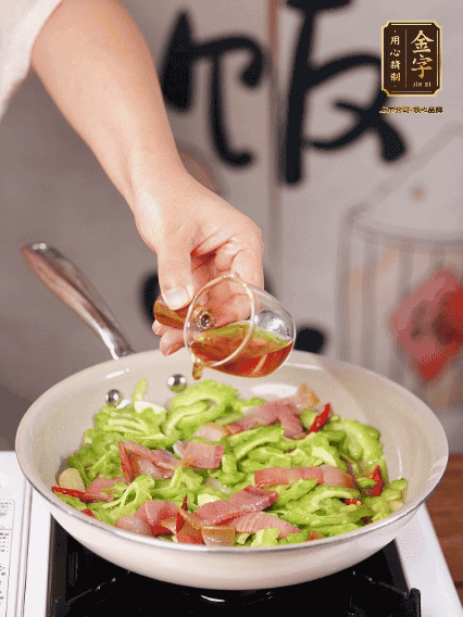 淋一圈料酒，少許糖調(diào)味