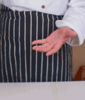 小蔥切碎，淡火腿切碎。