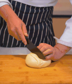 饅頭表面切出1cm左右的網(wǎng)格。