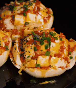 灑適量小蔥和黑芝麻，放入預(yù)熱的烤箱180度15分鐘。