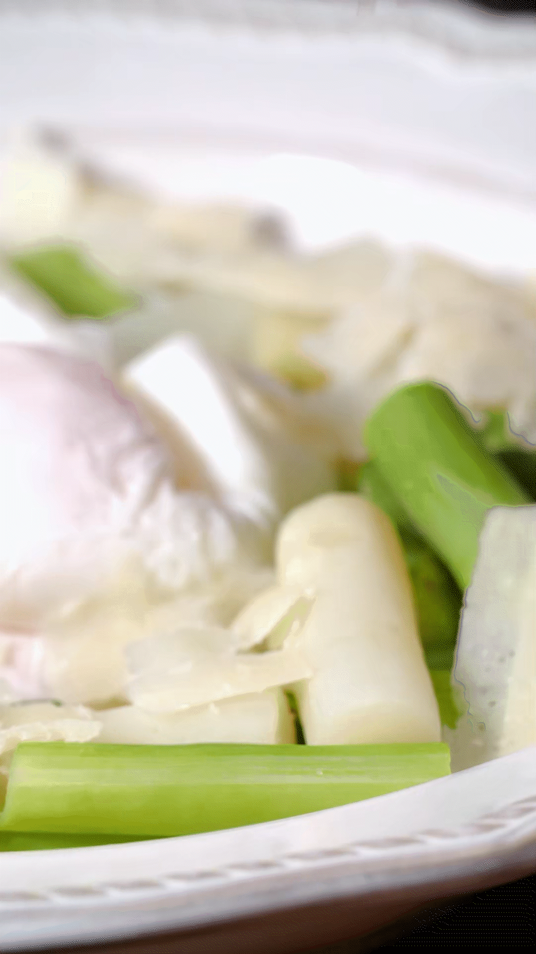 盤中放上蘆筍和雞蛋后，刨上適量干酪
