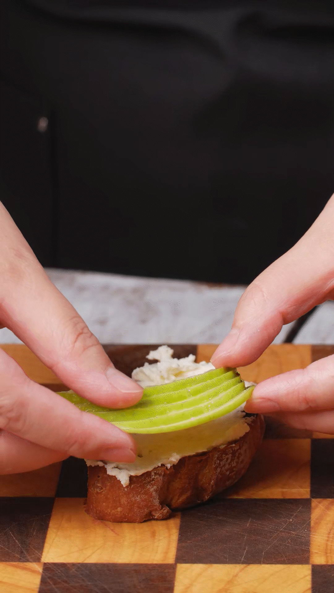 歐包抹上奶酪依次放上：蘋果、梨、藍莓
