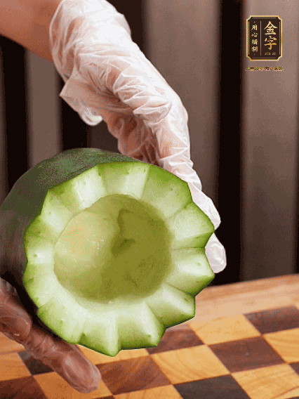 將小冬瓜洗凈，頂端切開去瓜瓤，改刀切口呈鋸齒狀