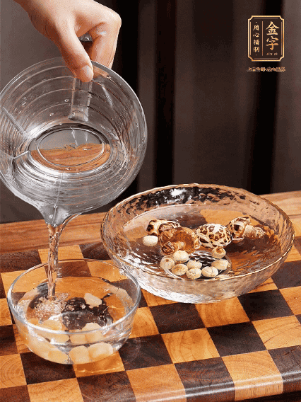 將雞肉、鮑魚、蝦仁焯水，冬菇、蓮子、干貝泡發(fā)