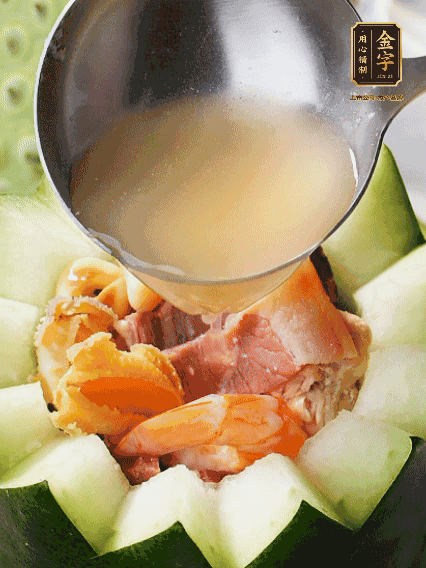 煮好后，盛入冬瓜盅。放入鍋中，可繼續(xù)燉煮，越燉越有味
