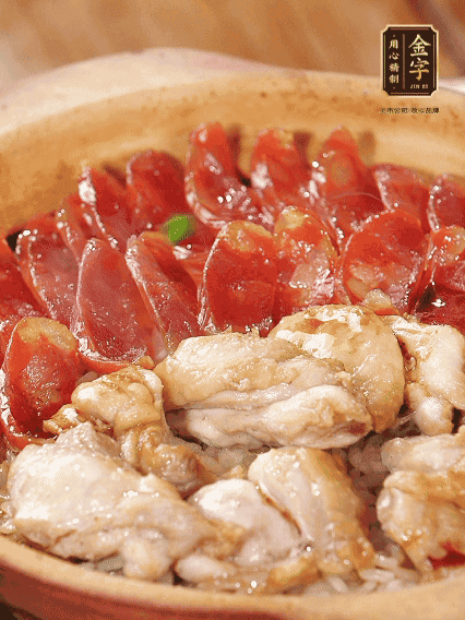 蓋蓋小火燜，沿鍋邊淋一圈油，轉(zhuǎn)動(dòng)砂鍋燜4分鐘