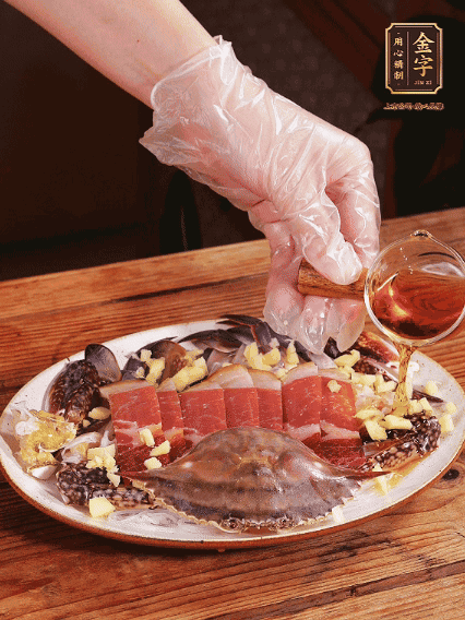 冷水上鍋蒸12分鐘（具體看蟹的大小），最后撒上蔥絲、澆上熱油即可