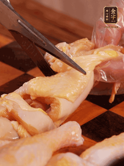 土雞處理干凈，切成大塊，加蔥姜、花雕酒、鹽腌制10分鐘