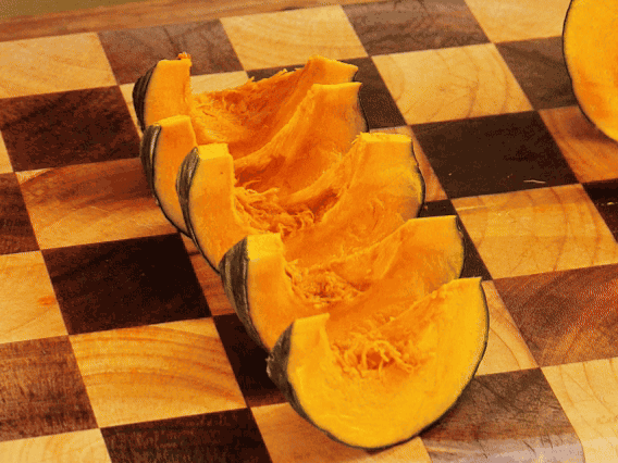 貝貝南瓜去瓤切小塊；干香菇熱水泡發(fā)，切條