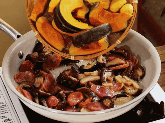 清洗好的大米放入電飯鍋，加裹滿醬汁的食材，再加剛好沒過食材的水，攪拌一下