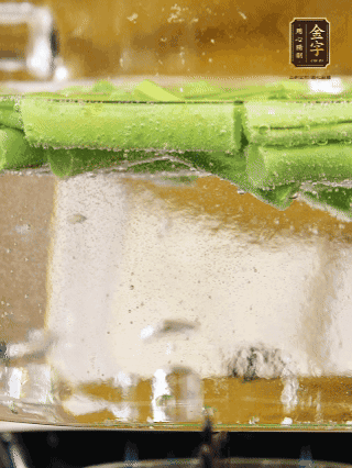 豆角切成段，加油焯水1分鐘