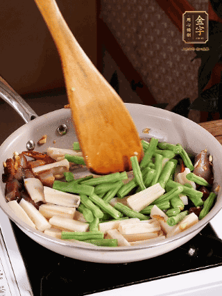 加少許生抽、蠔油、料酒、雞精調(diào)味，少許清水燜2分鐘，炒至豆角皺皮即可